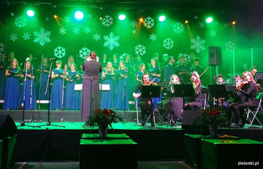Zielonki. Świąteczno-noworoczny koncert chóru Fermata. Widowiskowa prezentacja w hali sportowej
