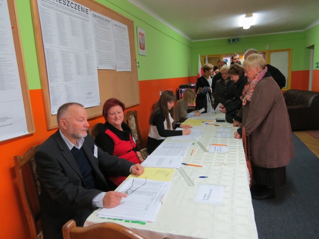 Lokal OKW nr 2 w Ciechocinku. O godz. 8.40 stała tu długa kolejka wyborców, głównie kuracjuszy.