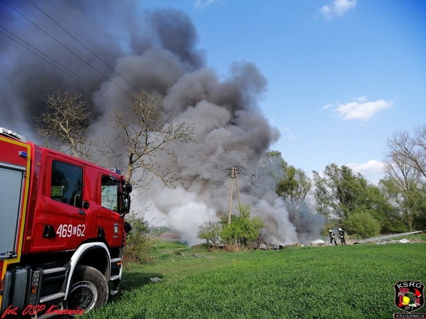 Na prywatnej działce w Tarnowie pod Kruszwicą wybuchł pożar....