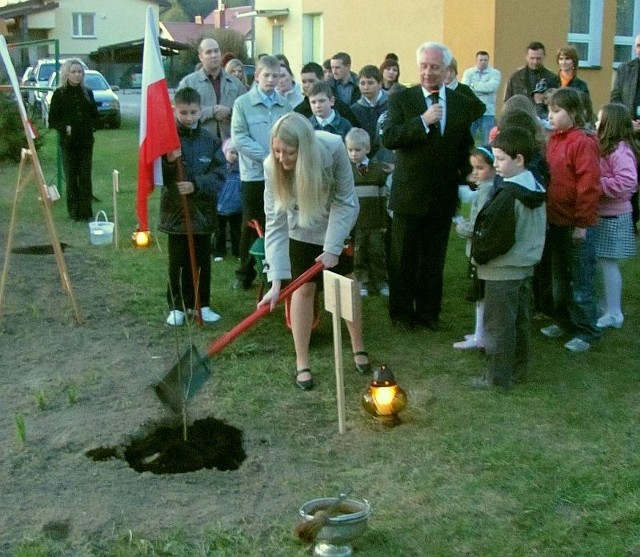 Posadzono dwa Dęby Pamięci, jeden ku pamięci kpt Edwarda Niewiarowskiego, zaś drugi ku czci Lecha Kaczyńskiego