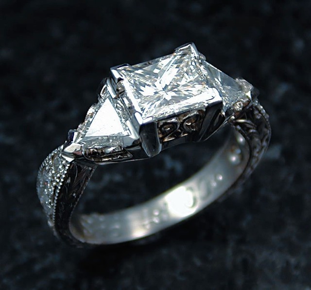 Biżuterię z diamentami wiele osób traktuje jako lokatę kapitału. Fot. Stock