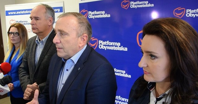 Od lewej  szef PO w regionie świętokrzyskim Paweł Zalewski, przewodniczący Platformy Obywatelskiej Grzegorz Schetyna i poseł Marzena Okła - Drewnowicz.