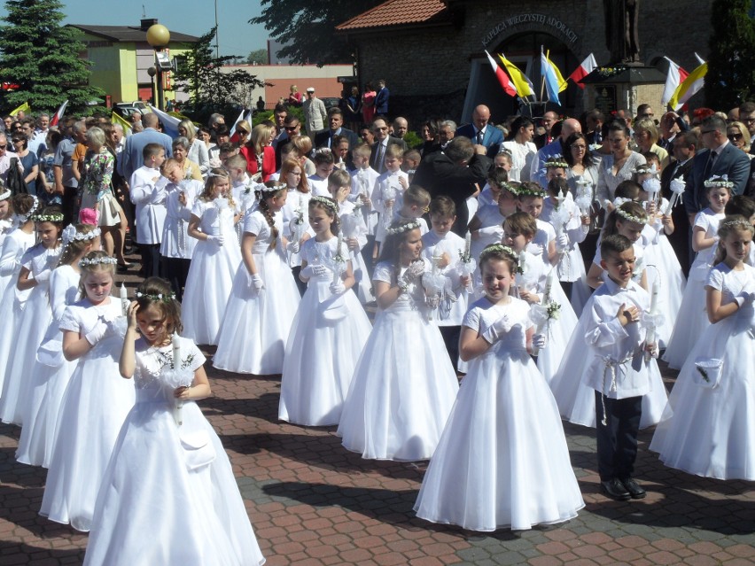 Pierwsza komunia święta w parafii Nawiedzenia NMP w...