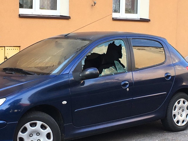 Nad ranem okazało się, że prawdopodobnie w nocy ktoś uszkodził stojące na parkingach auta