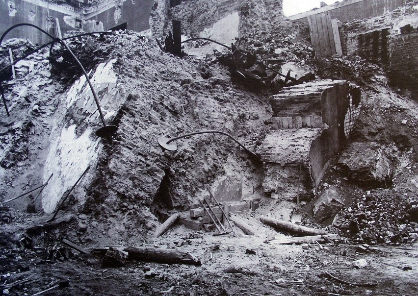 Tak wyglądało gruzowisko po zawaleniu wieży ratusza w Opolu...