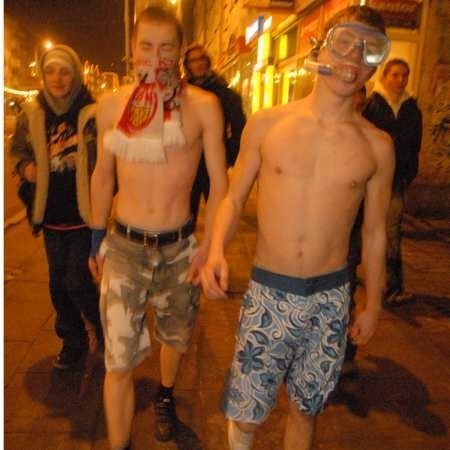 Piotrek i Paweł świetnie się bawili, kiedy rozebrali do szortów maszerowali przez centrum miasta
