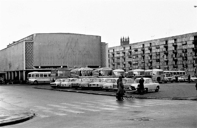 Wiosna 1973 r., obstawione autokarami kino „Milenium”, które było u szczytu popularności na Pomorzu