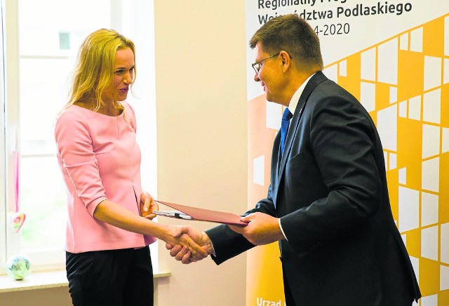 Kinga Koronkiewicz, właścicielka firmy Olptima 0HRS, podpisała jedną z pierwszych umów na  projekt dotyczący szkolnictwa zawodowego. Na zdjęciu z marszałkiem Jerzym Leszczyńskim