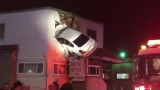 Samochód wbił się w pierwsze piętro budynku. Niecodzienny wypadek (video) 