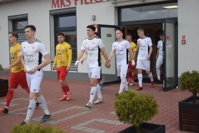 Piłkarze Pilicy Białobrzegi w sobotę na własnym boisku zagrają z Unią Skierniewice.