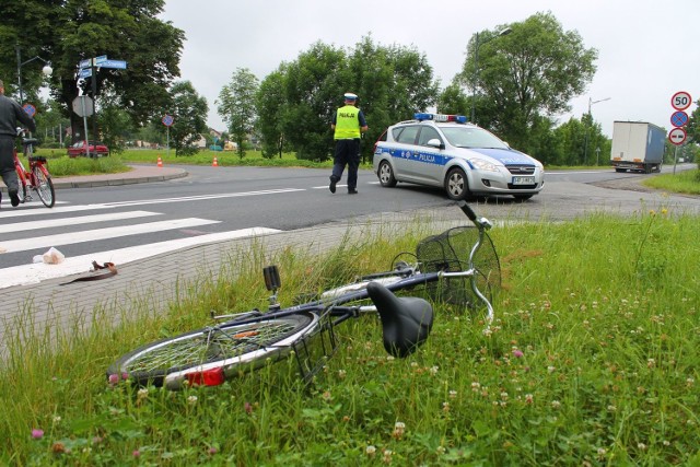 Rowerzysta, który wyjeżdżał z podporządkowanej drogi nie ustąpił pierwszeństwa i wjechał wprost pod koła fiata brava.