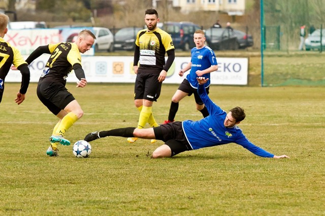 Ekoball Stal Sanok musiał uznać wyższość Izolatora Boguchwała i przegrał 2:4.Ekoball Stal Sanok - Izolator Boguchwała 2:4 (2:3) Bramki: 0:1 Bogacz 1; 0:2 Szczoczarz 17; 1:2 Ząbkiewicz 18; 1:3 Szczoczarz 20-karny; 2:3 Sieradzki 38; 2:4 Szymański 67.