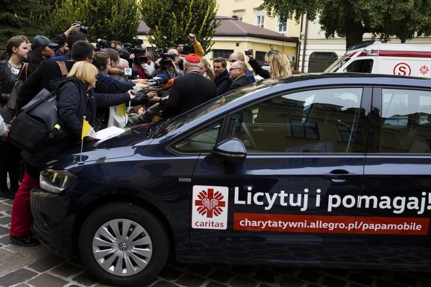 Golfy Sportsvany wystawione na aukcje wyposażone są w silnik...