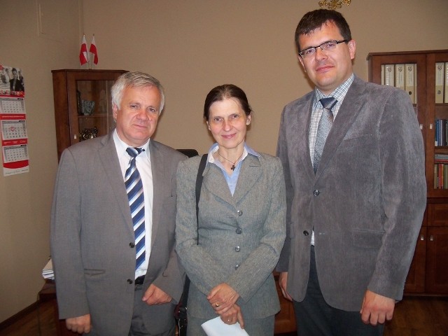 Joanna Krupska, prezes Związku Dużych Rodzin "Trzy Plus" ze starostą nyskim Adamem Fujarczukiem (z lewej) i starostą wołomińskim Piotrem Uścińskim .