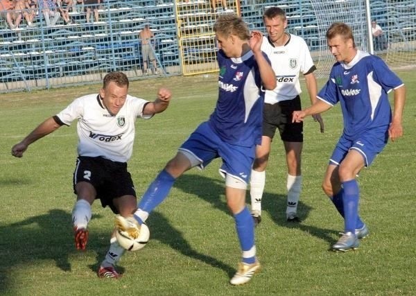 Piłkarze Stali Stalowa Wola (z piłką Andrzej Kasiak) świetnie rozpoczęli sezon, wygrywając z Podbeskidziem.