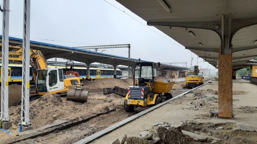 Przebudowa peronów na dworcu kolejowym w Kędzierzynie-Koźlu.