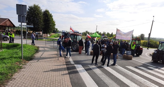 Zablokowana droga numer 50 i protest rolników przed zakładem firmy Doehler