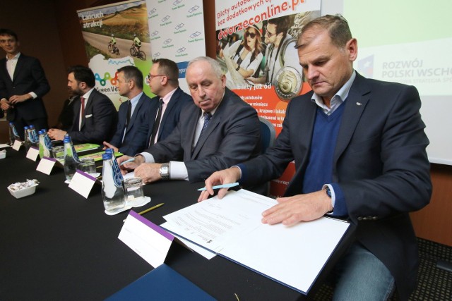 Pod listem intencyjnym o współpracy dużych firm podpisali w Warszawie (od lewej)Piotr Lichota i Zenon Janus, członkowie zarządu Regionalnej Organizacji Turystycznej Województwa Świętokrzyskiego. 