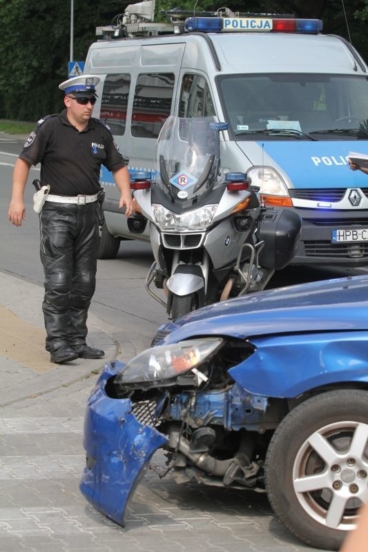 Policjant na motocyklu miał wypadek na Kozanowie