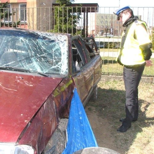 Zniszczony samochód odtransportowano na policyjny parking. W wypadku zginęli dwaj bracia-bliźniacy