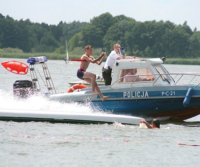 Pokazy ratownictwa wodnego odbywają się co roku na plaży miejskiej w Grudziądzu