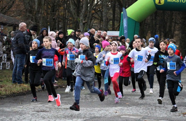 Na Biegu Niepodległości w Nowej Dębie - start uczniów szkół podstawowych