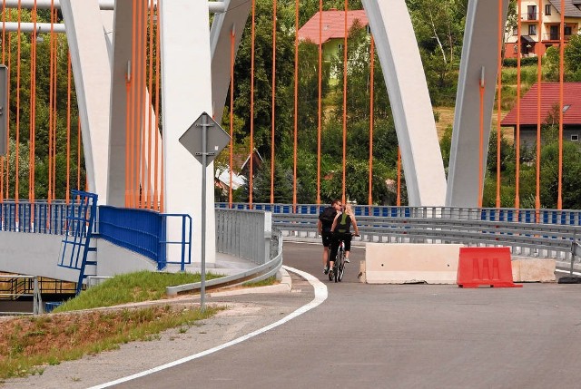 Most drogowy i droga Stryszów - Zembrzyce nadal są niedopuszczone dla ruchu pieszych, rowerów i samochodów. Śmiałkowie jeżdżą tędy na własne ryzyko, omijając drogowe zapory