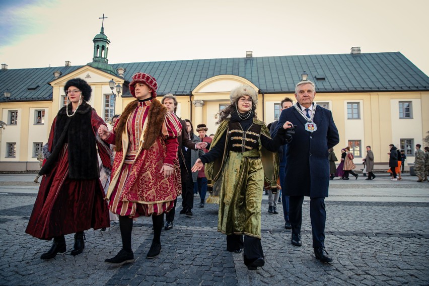 Miejska studniówka w Białymstoku 2022. Tegoroczni maturzyści...