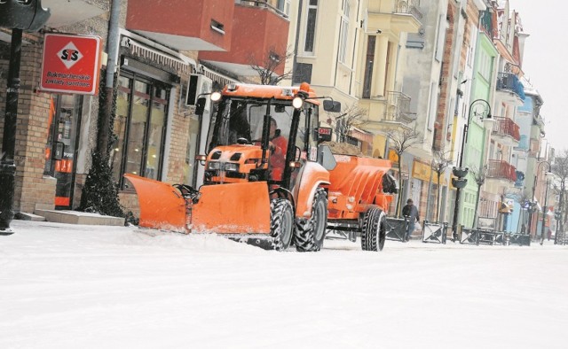 Jeśli do Świnoujścia zawita zima, taka jak w ubiegłym roku, nie powinno być niespodzianek. Na jej powitanie czekają piaskarki i pługopiaskarki. Piasek i środki chemiczne też już są.