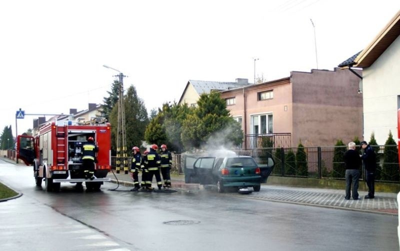 Płonący samochód gasili strażacy.