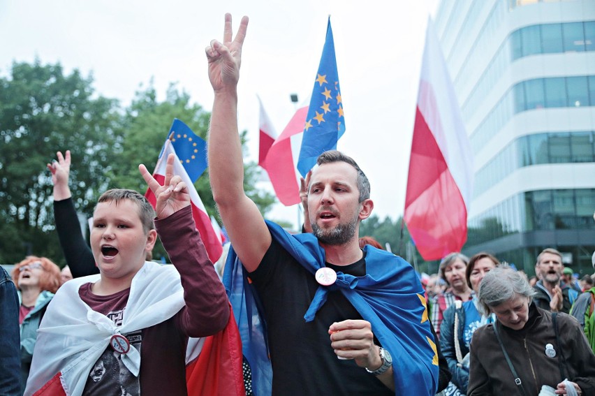 Kraków. Mieszkańcy protestowali przeciwko reformie sądownictwa [ZDJĘCIA]