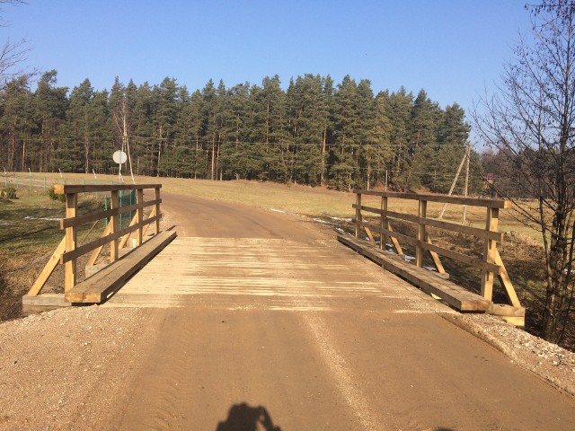 Za remont tego mostu była wójt gminy Nowinka zapłaciła ponad 158 tys. zł mimo, iż wstępny kosztorys wskazywał na 55 tys. zł. 