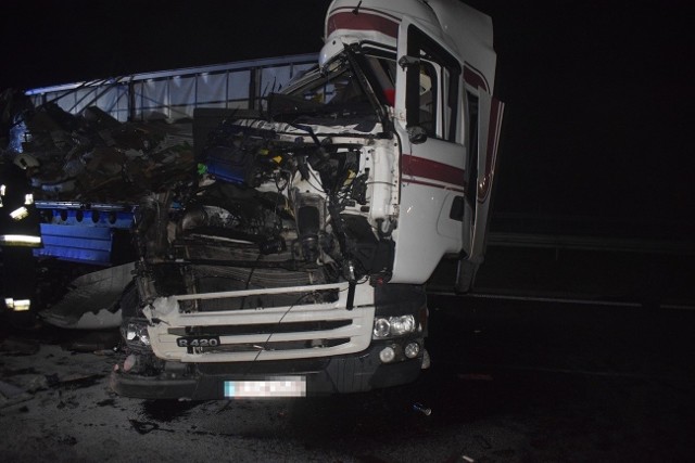 Do zderzenia dwóch samochodów ciężarowych marki Scania i Man doszło 9 listopada o godzinie 2 w nocy na autostradzie A-1 za węzłem autostradowym w pobliżu miejscowości Pikutkowo (gmina Brześć Kujawski) w kierunku Gdańska.
