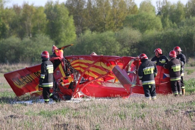 Na nieczynnym lotnisku w Skarbimierzu rozbila sie awionetka....