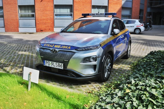 Poznańska straż miejska odebrała nowy radiowóz – elektryczny model marki Hyundai Kona, który rozpocznie służbę w referacie Stare Miasto. Jest cichy i nie będzie emitował spalin. Zobacz więcej jego zdjęć ---> 
