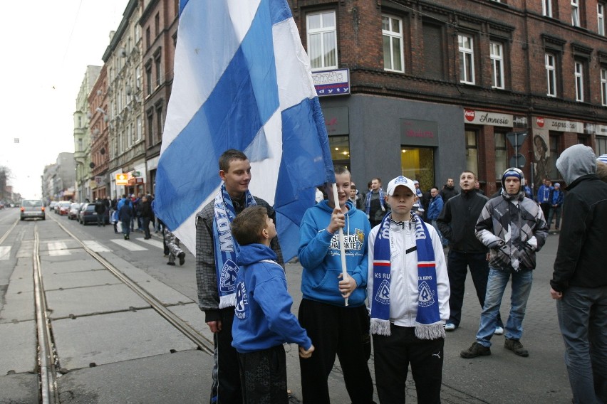 Manifestacja kibiców Ruchu Chorzów. Chcą nowego stadionu [ZDJĘCIA]