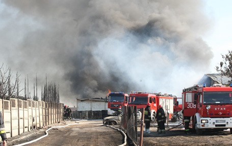 Wielki pożar w rozlewni rozpuszczalników na Stokach. Straty sięgają 6 mln zł (aktual.6, nowe wideo)