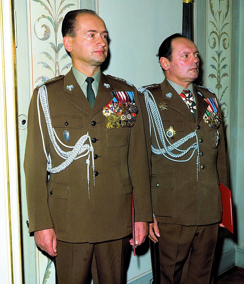 Generał Wojciech Jaruzelski i gen. Grzegorz Korczyński (lata...