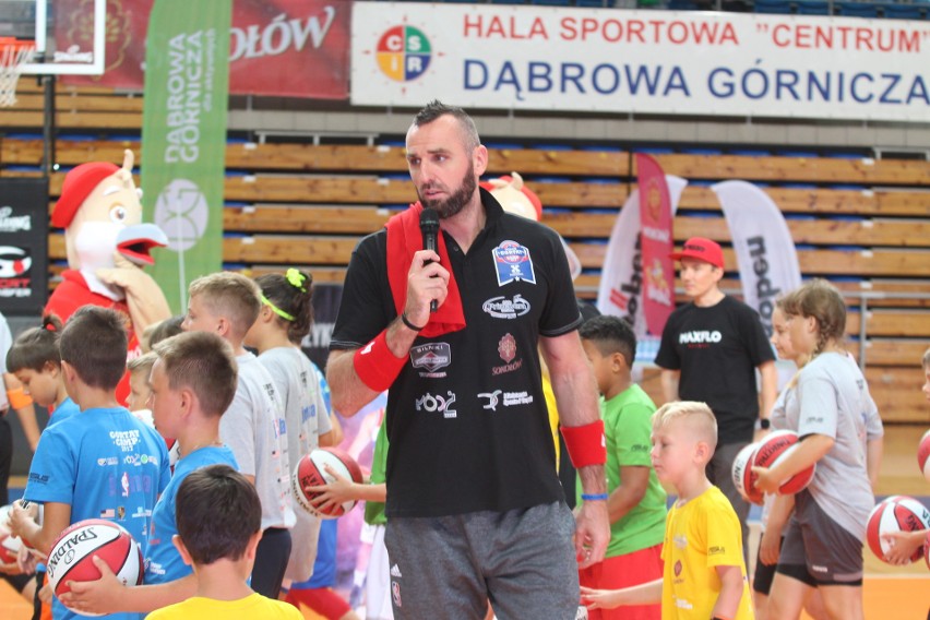 Marcin Gortat trenuje dzieci na Marcin Gortat Camp w...