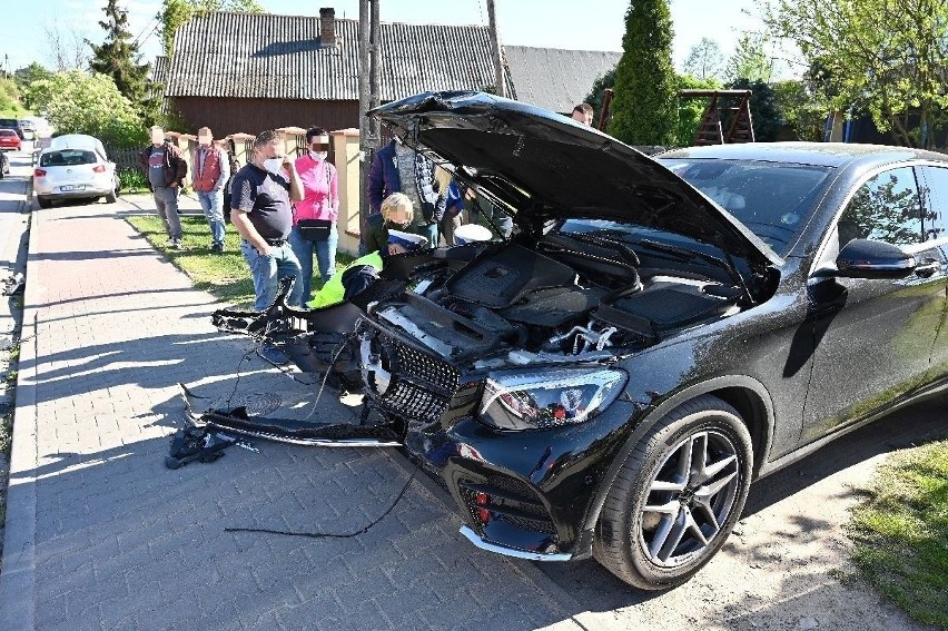 Wypadek w Mójczy. Potrójna kraksa z udziałem luksusowych samochodów - bmw, mercedesa i seata, jedna osoba w szpitalu