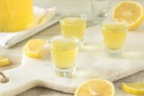 Limoncello to włoski specjał. Nalewka z cytryn czaruje smakiem, zwalcza wirusy i objawy alergii. Wypróbuj przepis na limoncello