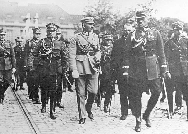 Marszałek Piłsudski przed dworcem kolejowym podczas...
