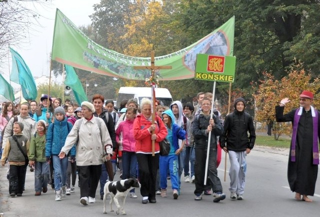 Sprzed koneckiej parafii św. Mikołaja wyruszyło o poranku ponad 300 pątników. Pielgrzymkę prowadził, tradycyjnie boso, ksiądz Dariusz Błesznowski