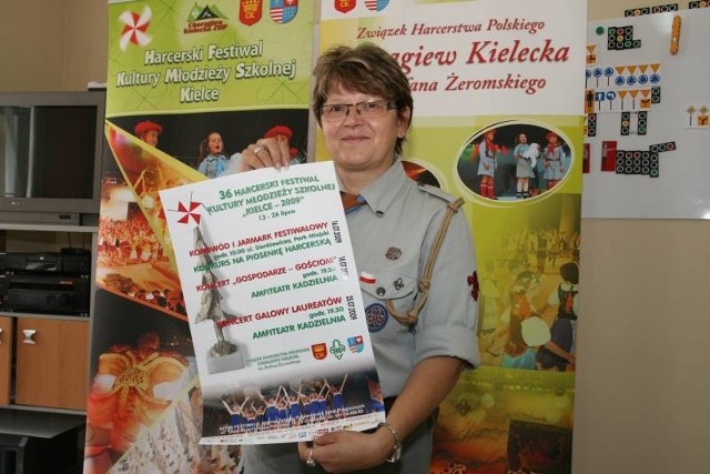 Elżbieta Kubiec, komendant Festiwalu Harcerskiego zaprasza na wszystkie koncerty i spotkania z uczestnikami festiwalu. Plakaty prezentowane przez druhnę już wkrótce zostaną rozklejone w całym mieście.