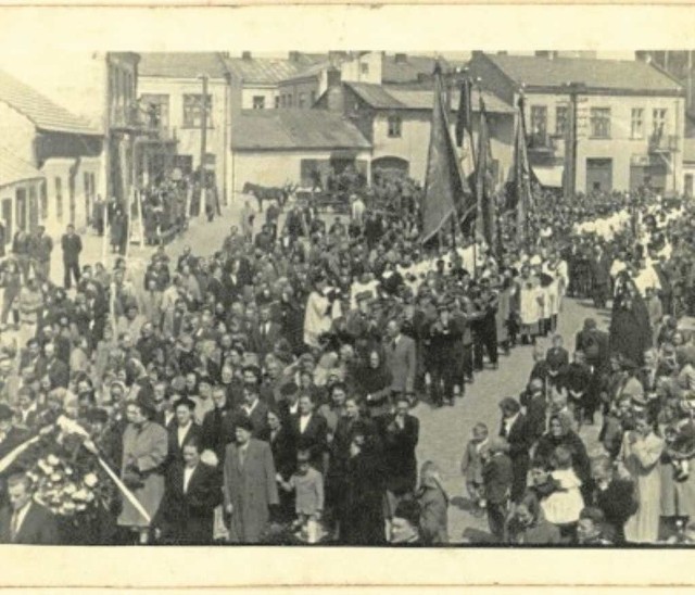 W pogrzebie księdza Stanisława Bomby w kwietniu 1955 roku uczestniczyły tłumy parafian