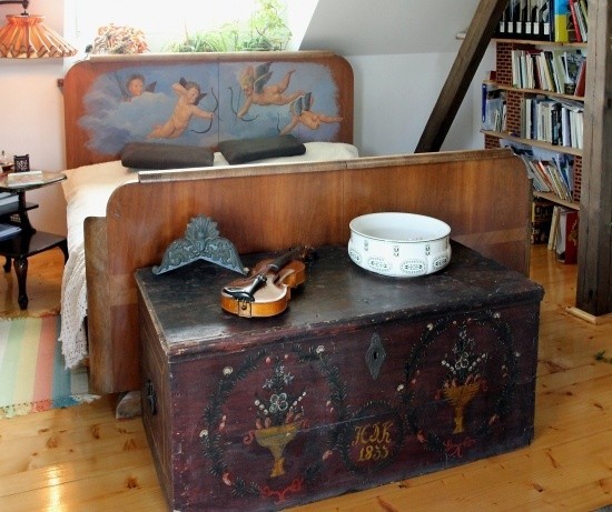 W nogach łóżka po babci stoi malowana śląska skrzynia z 1835...