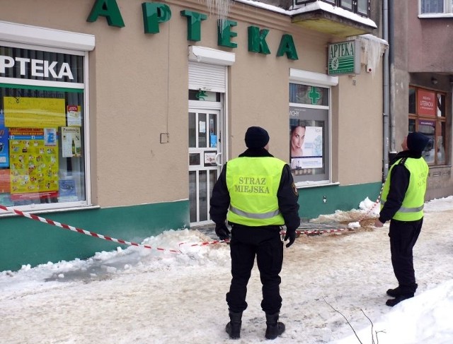 W środę strażnicy miejscy wielokrotnie interweniowali w sprawie groźnych sopli wiszących nad chodnikami i zalegającego śniegu na stromych dachach budynków.