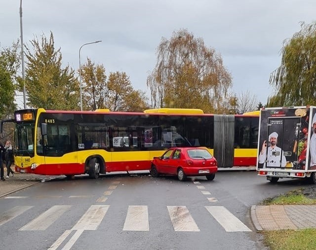 Kolizja autobusu i pojazdu osobowego przy Żernickiej i Zemskiej.