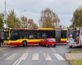 Kolizja autobusu i osobówki. Korkują się Żernicka i Zemska