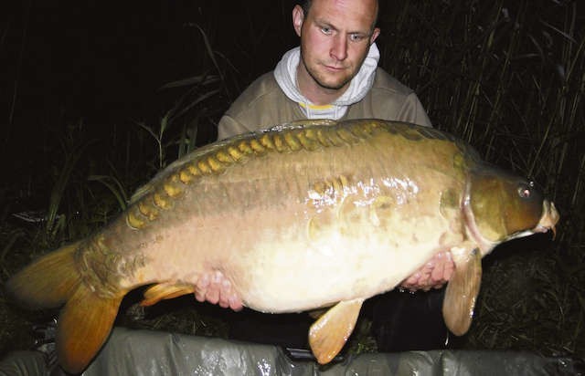 Podczas sześciu dni spędzonych na łowisku Dobro Klasztorne w Pobiedziskach koło Poznania,  Damian Musiałowski złowił  karpia lustrzenia, ważącego 21,8 kg. Po pomiarach ryba została wypuszczona do wody